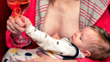 L’absorption d’alcool doit toujours se faire après une tétée et le plus longtemps possible avant la suivante.   
