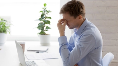 Passer chaque jour de longues heures devant un écran d’ordinateur peut modifier le film lacrymal qui protège vos yeux.