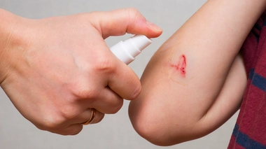 L'Agence du médicament conseille de privilégier le lavage à l'eau clair et au savon