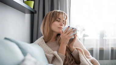 Boire une boisson chaude, porter un pull en laine et mettre des rideaux à ses fenêtres sont des gestes simples qui permettent de se réchauffer simplement