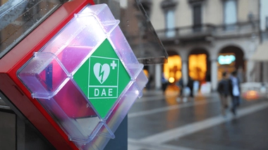 Sauver davantage de vie après un arrêt cardiaque, c’est l’objectif de Géocoeur, un boîtier connecté qui s’installe au-dessus des défibrillateurs.