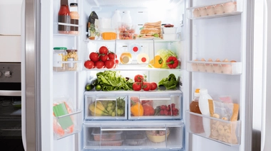 Bien ranger son frigo permet de lutter contre le gaspillage alimentaire tout en respectant la chaîne du froid.
