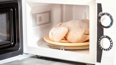 Décongeler le poulet au micro-ondes est sans danger