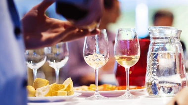 Boire un verre d'eau entre chaque verre d'alcool ne diminue pas les risques sur la santé