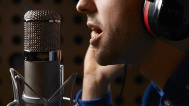 Les hommes ont la voix plus grave que les femmes à cause de la longueur de leurs cordes vocales