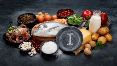 Les fruits de mer, les poissons, le sel iodé ou encore les produits laitiers sont des aliments riches en iode.