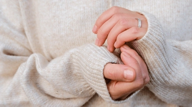 Chez certaines personnes, le sang déserte les extrémités au moindre froid ou stress émotionnel.