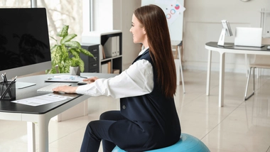 De plus en plus de personnes choisissent de travailler sur un "siège ballon" au bureau. 