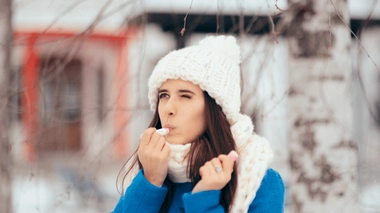 Vous voulez vous débarrasser de vos lèvres gercées ? Évitez absolument de vous humecter les lèvres avec votre langue