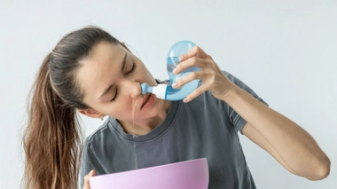 Sérum physiologique, spray nasal, rhino-laveur, seringue nasale... En cas de nez bouché, il est conseillé de se laver régulièrement le nez