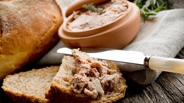 Le ministère de l'Agriculture assure qu'"aucune présence de la bactérie Clostridium botulinum ou de ses toxines n'ayant été mise en évidence dans les produits rappelés", le "risque botulique n'est donc pas avéré". 