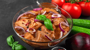 La marinade maison, mélange d’arômes et de liquides savoureux qui permet d’attendrir la viande.