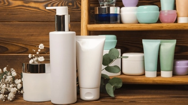 Dans la salle de bain, les produits cosmétiques ont parfois tendance à s’accumuler. 