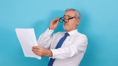 En cas de presbytie, vous pouvez tout à fait porter des lunettes ou des lentilles de contact. 