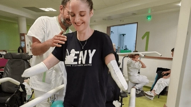 La mère de trois enfants âgés de 5, 13 et 16 ans a lancé une cagnotte pour financer de nouvelles prothèses qui a déjà récolté plus de 125 000 €