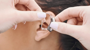 L'audioprothésiste est un professionnel du secteur paramédical qui fournit le bon appareillage aux personnes subissant une perte d'audition. 