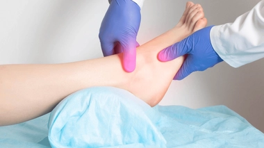 Le rôle principal de la cheville est la transmission des mouvements et des forces pendant la marche.