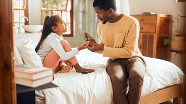 Le diabète de type 1 apparaît chez des personnes jeunes (enfants, adolescents)