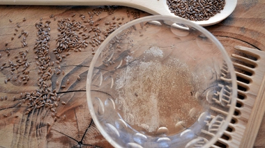 Le gel de lin est utilisé comme botox naturel sur le visage