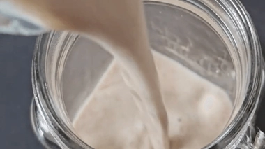 Si le dosage des ingrédients varie d'une vidéo à l'autre, l'OAT-Zempic est en général composé d'eau, de flocons d'avoine et de jus de citron vert