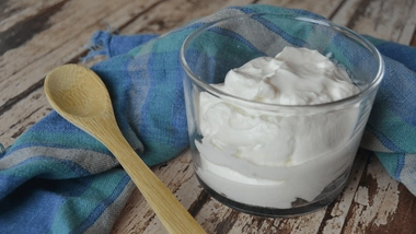 Le skyr est un produit laitier islandais plus épais et plus dense que les fromages blancs