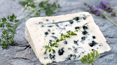  Les autorités sanitaires déconseillent les fromages au lait cru pour les enfants de moins de 5 ans. 