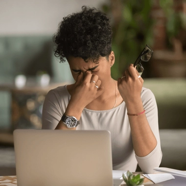 Le burn-out se manifeste à la fois par des symptômes physiques et psychiques.