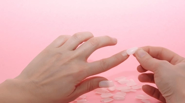 En résine, en gel, à coller... les faux ongles ne sont pas sans risques