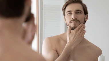 Le "looksmaxxing" consiste à maximiser son apparence, en encourageant les hommes à transformer leur physique.