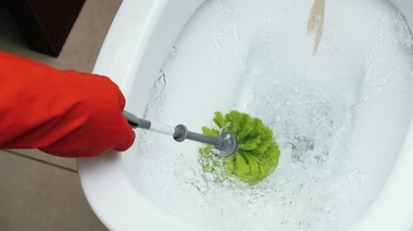 Le tartre s'est accumulé dans vos toilettes, créant des plaques de calcaire disgracieuses.