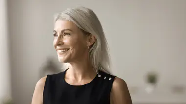 Les cheveux blancs sont des traces indélébiles du temps qui passe.