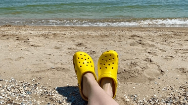 Si vous souhaitez simplement vous reposer à la plage, les crocs font l'affaire