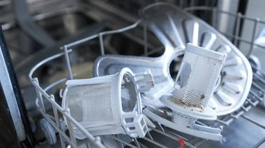 De nombreuses personnes utilisent un lave-vaisselle, mais combien d'entre elles pensent à le nettoyer ? 