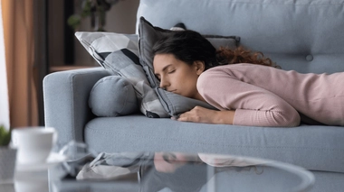 Lorsque vous dormez sur le côté ou sur le ventre, la peau du visage est beaucoup plus comprimée et écrasée qu'en position allongée sur le dos