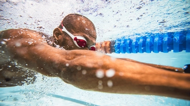 Une association propose aux migrants d'apprendre à nager pour surmonter leur traumatisme