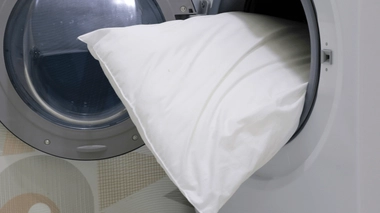 Laver régulièrement son oreiller n'est pas bénéfique qu'à la peau, mais également au cuir chevelu !