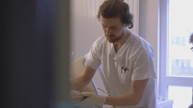 Elles sont près de 650 000 en France, exercent à l’hôpital ou en libéral et ont fait un même choix : devenir infirmières pour prendre soin des autres.