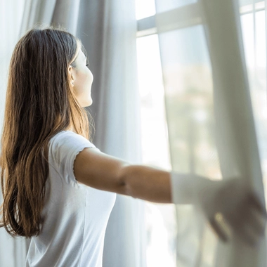 Aérer son logement tous les jours permet de lutter efficacement contre la pollution de l'air intérieur