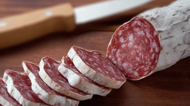 Consommer du saucisson en étant enceinte peut causer une toxoplasmose ou une listériose