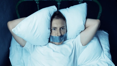 Selon ses partisans, le "Mouth Taping" permettrait principalement de freiner l'apparition ou les symptômes de l'apnée du sommeil