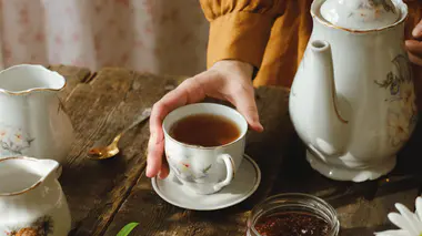 Les tanins présents dans le thé lui confèrent un goût plus amer et astringent