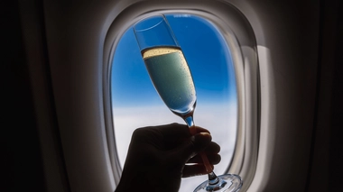 Non, s'envoyer un verre de vin n'aide pas à mieux dormir, même dans les airs !