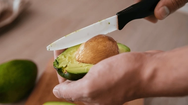 Une mauvaise découpe d'avocat peut entraîner des lésions permanentes aux doigts et à la main