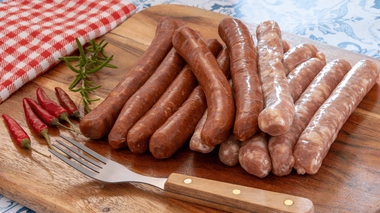 En temps normal, les merguez et chipolatas ordinaires doivent avoir une teneur en gras maximale imposée de 40 %