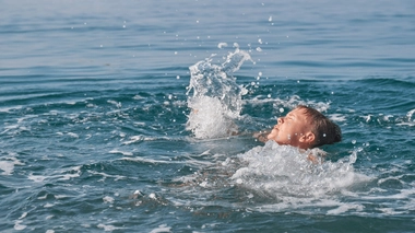 Une bonne couleur de maillot de bain peut être aussi importante que des brassards ou des gilets adaptés pour éviter une noyade