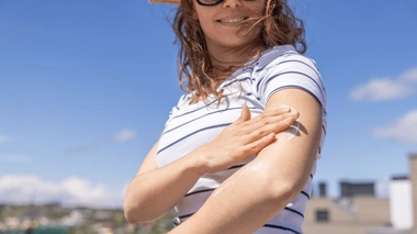 Pour profiter de l'été, privilégiez les crèmes solaires à forte protection