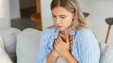 Le pneumothorax se manifeste par une douleur très vive au niveau du thorax