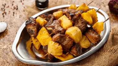 Découvrez nos savoureuses brochettes à la viande rouge sauce soja et ananas !