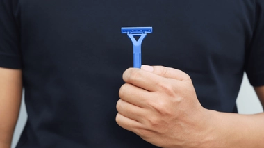 Le poil repousse à partir de l’extrémité nouvellement créée, mais ne sera en aucun cas plus épais qu’avant