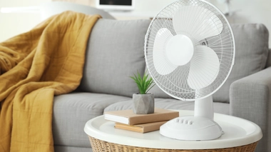 Vous pouvez également placer des glaçons ou une serviette mouillée devant votre ventilateur